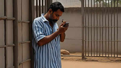 33 मोबाइल फोन के साथ 62 चाकू बरामद, दिल्ली की जेलों में कैदियों को कौन पहुंचा रहा ये समान?