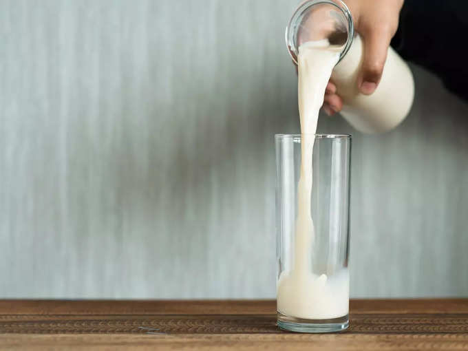 रात में दूध कब पीना चाहिए?