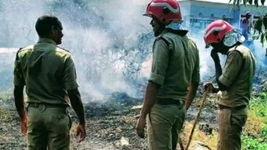 കോഴിക്കോട് കാർ വർക്ക് ഷോപ്പിൽ തീപിടിത്തം; സമീപം ജനവാസ മേഖല, തീയണയ്ക്കാൻ ഊർജിത ശ്രമം