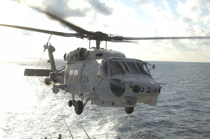 2 Japanese navy helicopters crash in the Pacific Ocean during training, leaving 1 dead and 7 missing