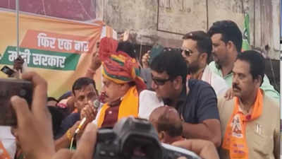 छतरपुर में रोड शो के दौरान डॉ मोहन यादव का मंच टूटा, बाल-बाल बचे सीएम