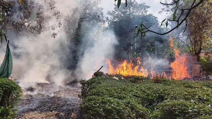नोएडा के सेक्‍टर 50 में कूड़े के ढेर में लगी आग