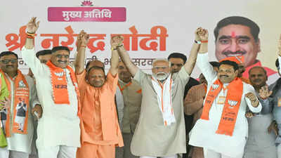 Narendra Modi: अलीगढ़ में बोले पीएम मोदी- कांग्रेस और इंडी गठबंधन की नजरें अब आपकी कमाई पर