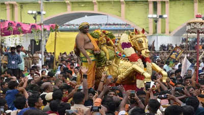 பச்சைபட்டு உடுத்தி வைகை ஆற்றில் இறங்கினார் கள்ளழகர்...கோவிந்தா கோஷத்துடன் பக்தர்கள் பரவசம்