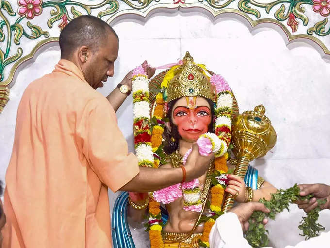 हनुमान जयंती पर यूपी के सीएम योगी आदित्यनाथ ने की पूजा अर्चना