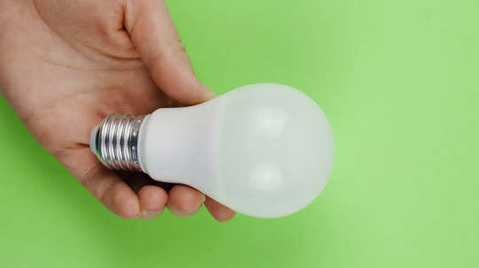 बिना लाइट के भी घंटों तक जलते रहेंगे ये Rechargeable Led Bulb, 268 रुपये से शुरू है कीमत