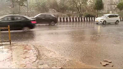 Noida Rain News: नोएडा में झमाझम बारिश, लोगों को गर्मी से मिली राहत