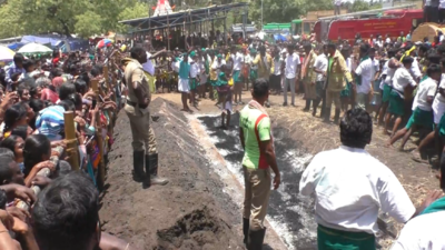 கரூர் மாரியம்மன் திருக்கோவில் சித்திரை திருவிழா; பக்தர்கள் பூக்குழி இறங்கி நேர்த்திக்கடன்!