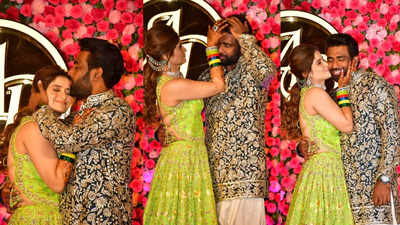 कभी गाल को चूमा तो कभी सिर पर फेरा हाथ... आरती सिंह ने संगीत सेरेमनी में मंगेतर दीपक चौहान पर ऐसे लुटाया प्यार