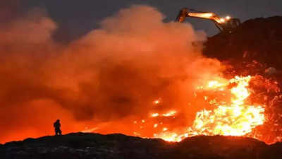 गाजियाबाद में सांस पर संकट, गाजीपुर लैंडफिल साइट में आग के बाद जहरीले धुएं से रेजिडेंट्स परेशान