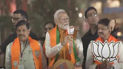 PM Modi Road Show In Bhopal: भोपाल में पीएम मोदी का रोड शो, रथ पर सवार दिखे सीएम मोहन यादव और आलोक शर्मा