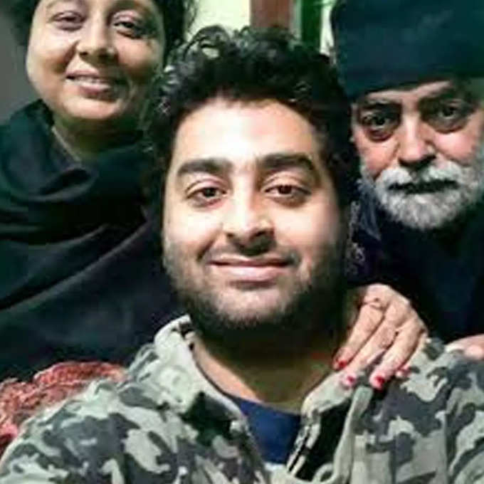 Arijit Singh with parents