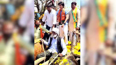 Guna News: पिता ज्योतिरादित्य सिंधिया को चुनाव जिताने बैलगाड़ी पर निकले राजकुमार, लोगों ने जेसीबी से बरसाए फूल