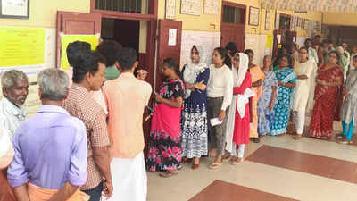 Kerala Lok Sabha Election 2024 Voting Live: രാത്രി വൈകി വോട്ടെടുപ്പ്, പോളിങ് ശതമാനത്തിൽ ഇടിവ്