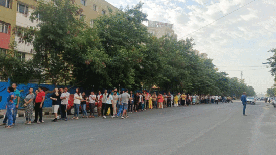 नोएडा और गाजियाबाद में दिखा गजब का उत्साह, 2-2 घंटे कर रहे इंतजार, वोटिंग की ये लंबी लाइन देख लीजिए​ 