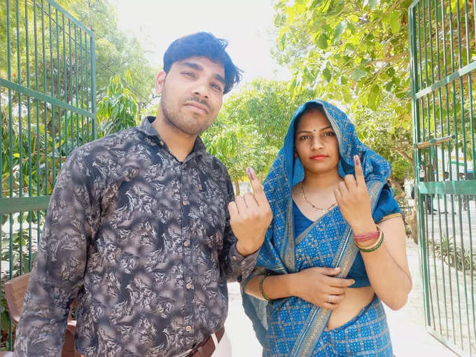 बागपत में पहली बार वोट डालने पहुंची महिला सुनीता। उसने महिला सुरक्षा के नाम पर दिया वोट। साथ में पति ने मताधिकार का प्रयोग किया।