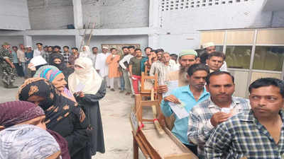 बूथ पर BJP कैंडिडेट की पत्नी, मुस्लिमों को रोक रहा प्रशासन! आज वोटिंग के बीच सपा की गंभीर शिकायत