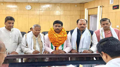 लखनऊ पूर्वी विधानसभा सीट: बीजेपी से ओपी श्रीवास्तव और कांग्रेस से मुकेश सिंह चौहान ने किया नामांकन