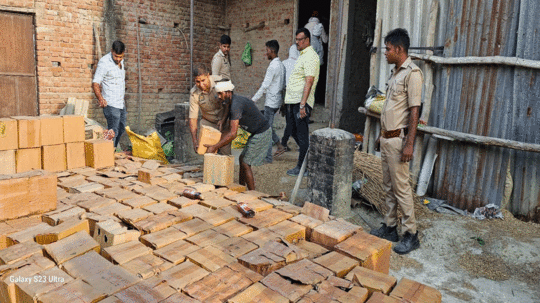 Ghazipur News: सेप्टिक टैंक की आड़ में चल रहा था अवैध शराब का कारोबार, 2 गिरफ्तार