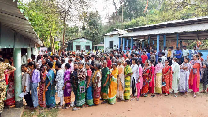 कहीं दो कैंडिडेट्स के समर्थकों में टकराव तो कहीं ईवीएम तोड़ने की सूचना