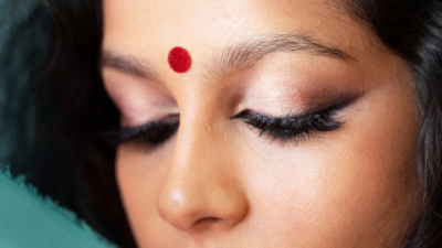 बिना बिंदी अधूरा है महिलाओं का श्रृंगार, चेहरे की खूबसूरती बढ़ाने के साथ यूं लुक में लगाएगी चार चांद