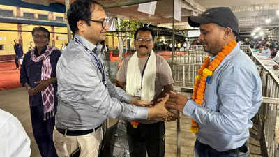 Chhattisgarh News: राजनांदगांव लोकसभा निर्वाचन क्षेत्र में मतदान की प्रक्रिया पूरी होने के बाद मतदान दलों ने की वापसी, कलेक्टर ने किया स्वागत