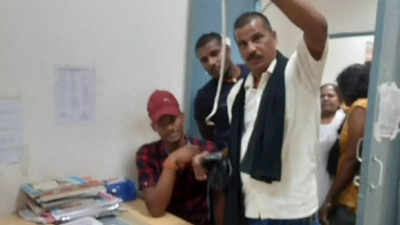 Bihar: सांप को हाथ में उठाए पहुंचा डॉक्टर के पास, अस्पताल में मची अफरा-तफरी, जानिए पूरा मामला