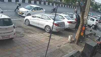 दिल्ली में दिनदहाड़े कार शोरूम पर बदमाशों ने की फायरिंग... आगे क्या हुआ? वीडियो देखिए