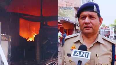 प्रयागराज में धू-धूकर जली लकड़ी की दुकान, 100 फीट तक आग, दमकल की गाड़ियां मौके पर मौजूद