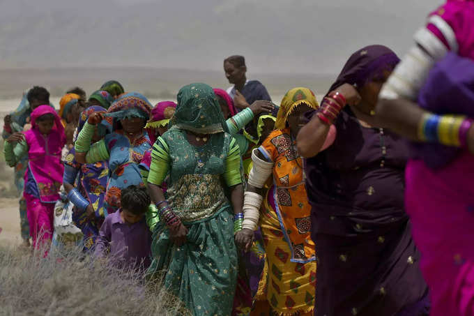 हिंगलाज माता मंदिर पहुंचने के लिए पैदल चलते हैं लोग