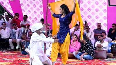 Haryanvi Dance: बूढ़े ताऊ ने अन्नू चौधरी संग कुलांचे मार-मारकर किया ऐसा डांस, गांववालों का खुला रह गया मुंह