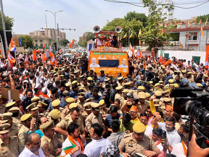 लखनऊ में राजनाथ सिंह का नामांकन जुलूस निकला। काफिले में दर्जनों गाडि़यां मौजूद हैं