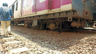 CSMT स्टेशनला शिरताना पनवेल लोकलचा डबा घसरला, हार्बर मार्गावरील वाहतूक विस्कळीत