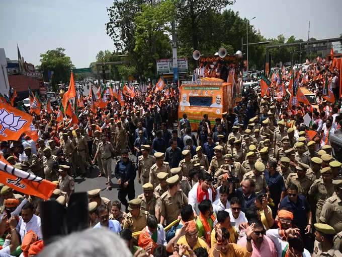 रोड शो के दौरान देशभक्ति गीतों ने बांधा शमां