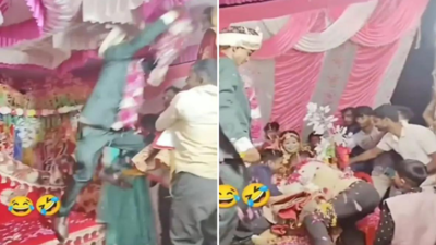 Shaadi Ka Video: दुल्हन ने लड़के को पहनाई वरमाला, फिर दूल्हे ने जोश में किया ऐसा काम की लड़की स्टेज पर गिर गई