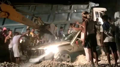भागलपुर में गिट्टी लदा ट्रक अनियंत्रित होकर स्कॉर्पियो पर पलटा, 6 बारातियों की मौत
