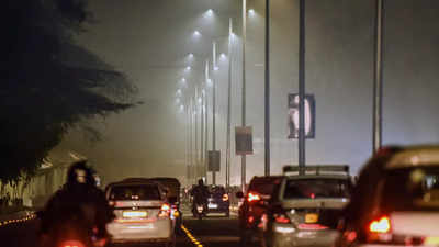 दिल्ली की हवा में घुला जहर! सांस लेने पर सिर में दर्द दे रही है ये गैस