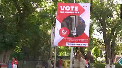 दिल्ली में लगे यासीन मलिक और मनमोहन सिंह का हाथ मिलाने वाले पोस्टर, कांग्रेस को वोट देने की अपील