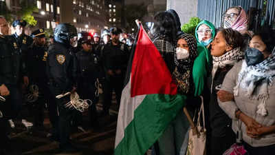 पुलिस ने कोलंबिया यूनिवर्सिटी को फिलिस्तीन समर्थक प्रदर्शनकारियों से खाली कराया, यूसीएलए में झड़प