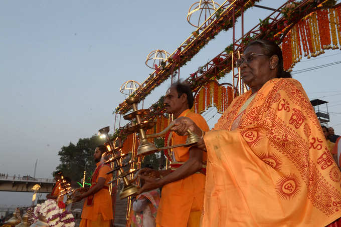 సరయూ ఘాట్‌లో హారతి కార్యక్రమంలో పాల్గొన్న రాష్ట్రపతి