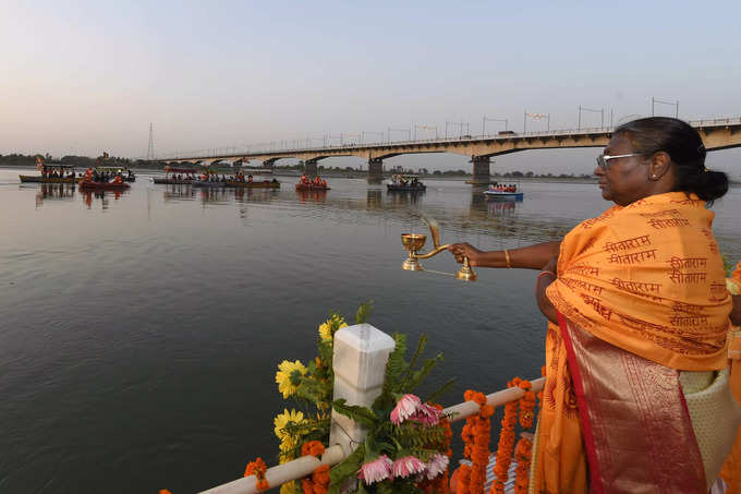 இந்த ராமர் கோவில் திறப்பு விழாவில் பிரதமர் மோடி பங்கேற்ற நிலையில் குடியரசு தலைவர் திரௌபதி முர்மு பங்கேற்காதது பெரும் பேசுபொருளானது.