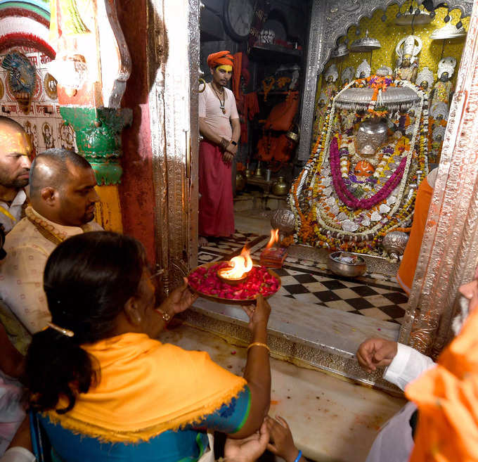 உத்தரபிரதேச மாநிலம் அயோத்தி ராமர் பிறந்த ஊர் என்பதால் இங்கு ராமர் சிலை குழந்தை வடிவில் நிறுவப்பட்டுள்ளது.