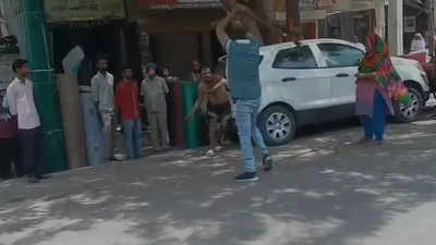आप जानते हैं कानपुर के पिल्‍ला डॉन को? इस शख्‍स ने सरेराह कर दी डंडों से पिटाई, वीडियो हुआ वायरल
