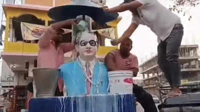 हाजीपुर लोकसभा: चिराग पासवान ने अंबेडकर मूर्ति पर किया माल्यार्पण, छोटू पासवान ने अशुद्ध बताकर 51 किलो दूध से धोया