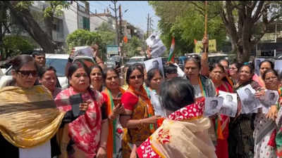 घर में चूड़ियां फेंकी, रामजी का पोस्टर पैरों से रौंदा, जीतू पटवारी के विवादित बयान पर BJP महिला मोर्चा का गुस्सा