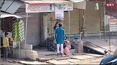 Tikamgarh News: टीकमगढ़ बस स्टैंड पर पति-पत्नी और साली का हाई वोल्टेज ड्रामा, महिला ने जीजा की चप्पल से की पिटाई