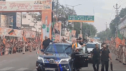 Kanpur Modi Road Show: कानपुर में पीएम नरेंद्र मोदी का रोड शो, एक झलक पाने के लिए बेताब दिखे लोग