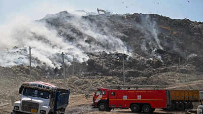 जिम्मेदार के खिलाफ क्यों नहीं हो रही कार्रवाई? गाजीपुर कूड़े के पहाड़ आग मामले में एनजीटी का ऐक्शन