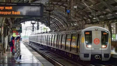 दिल्ली मेट्रो में लड़के के साथ गंदी हरकत, सोशल मीडिया पर बताई पूरी आपबीती