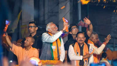 जब कानपुर रोड शो में बीजेपी कैंडिटेट को PM मोदी ने किया इशारा